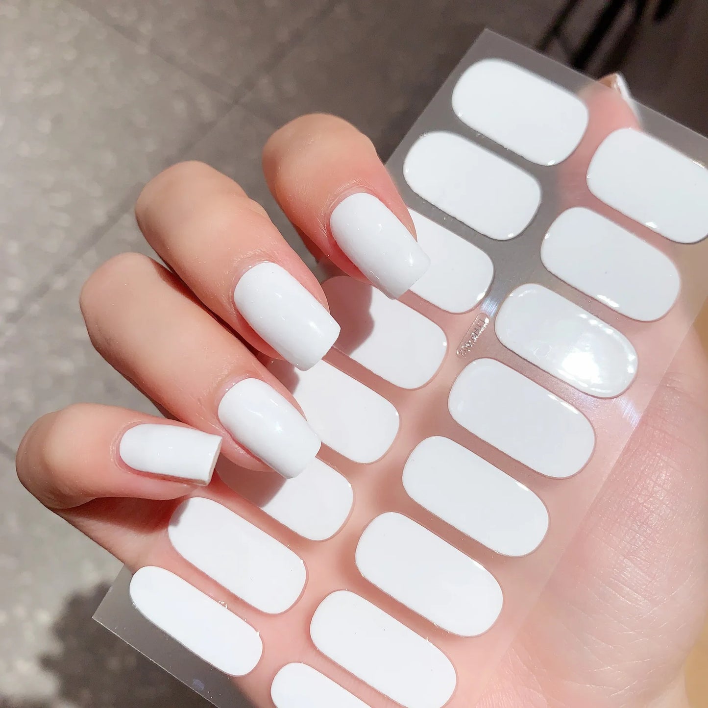 Uñas en gel semicurado UV – 16 tiras adhesivas 5D de larga duración, acabado profesional