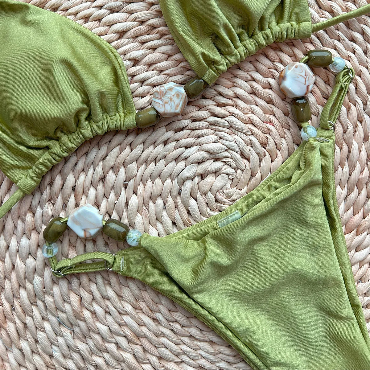 Bikini verde oliva con cuentas decorativas – Top triangular y braguita brasileña para mujer