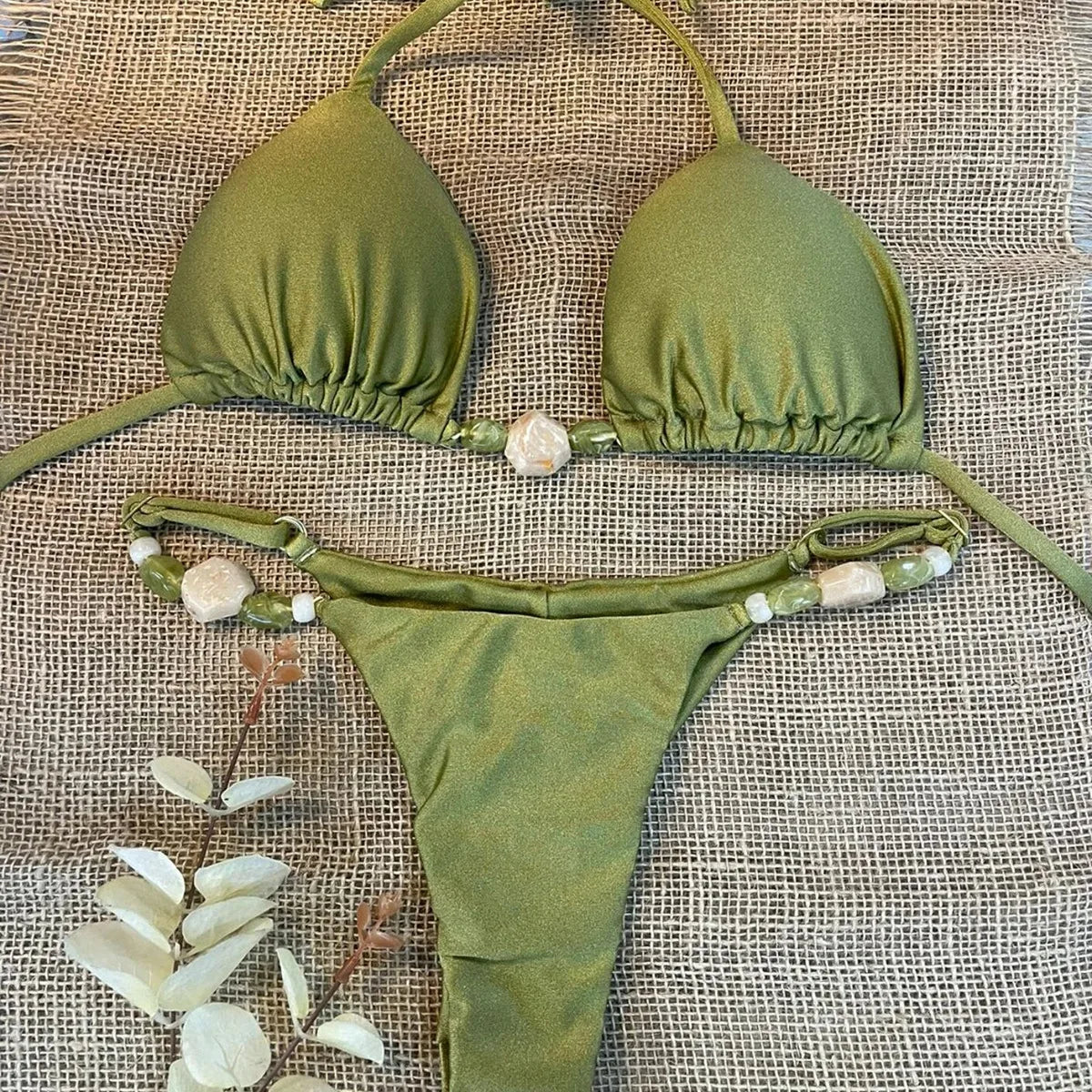 Bikini verde oliva con cuentas decorativas – Top triangular y braguita brasileña para mujer