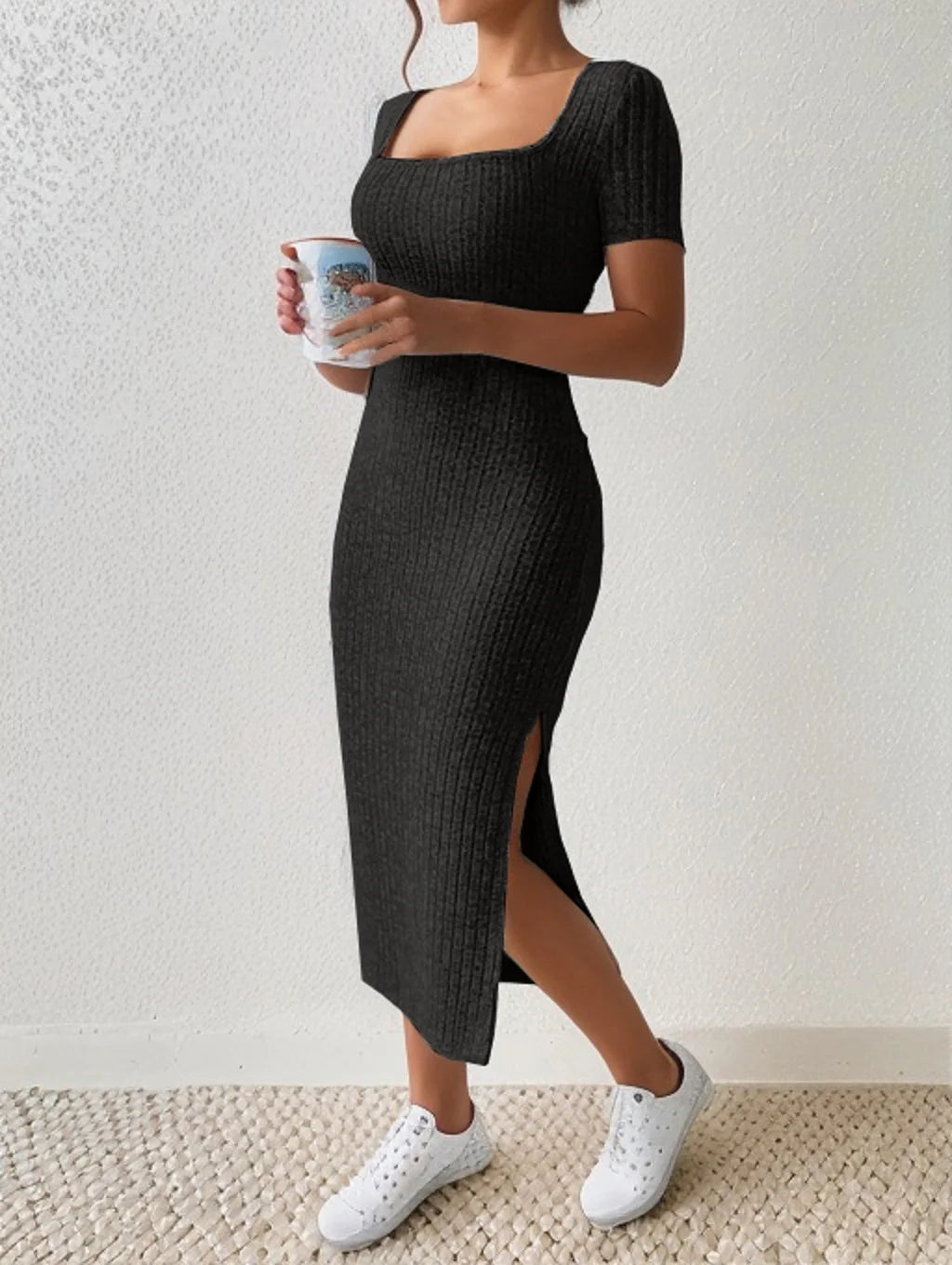 Summer dress – Square neck, short sleeves and elegant knitted slit