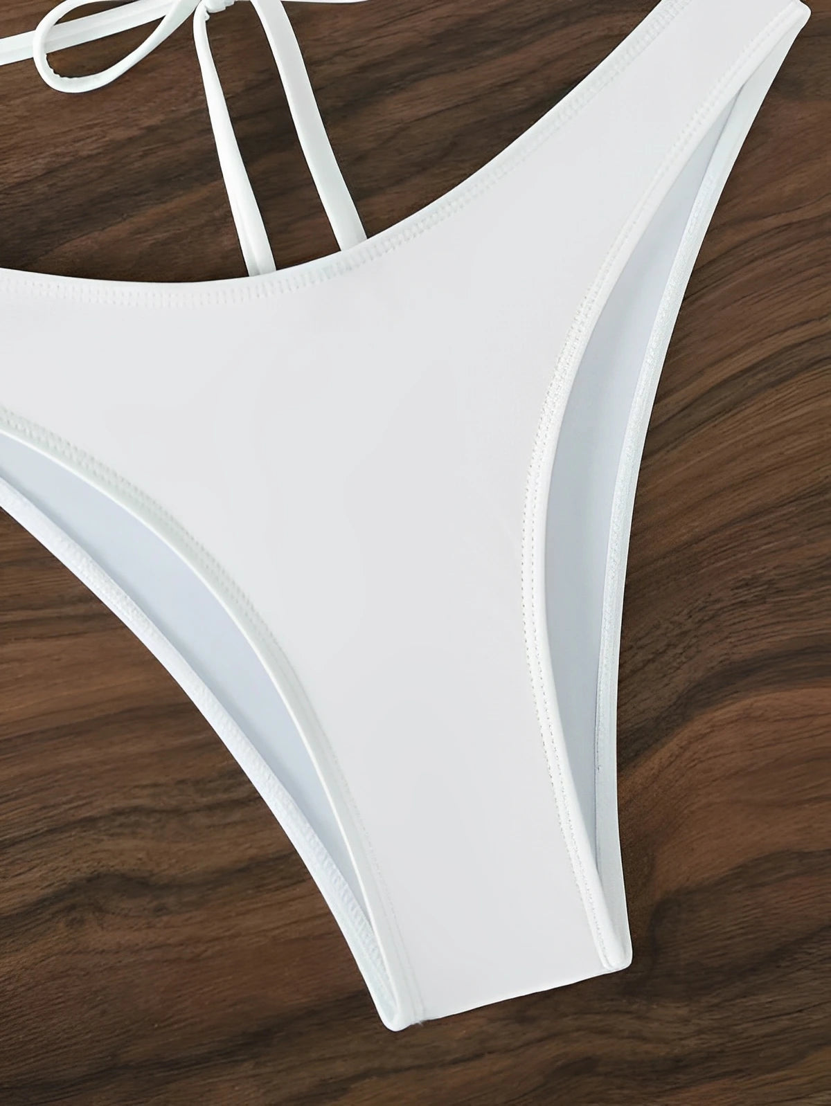 Bikini triangular con conchas – Traje de baño con top decorado y braguita ajustable